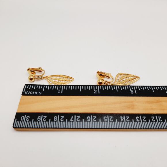 Vintage Crown Trifari Gold Tone Filigree Clip Earrings Dangle Drop Signed - Picture 10 of 11